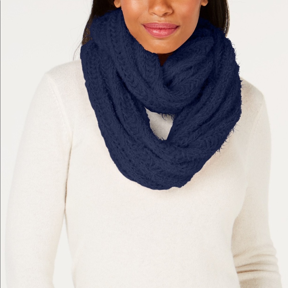 Bass navy blue knit scarf